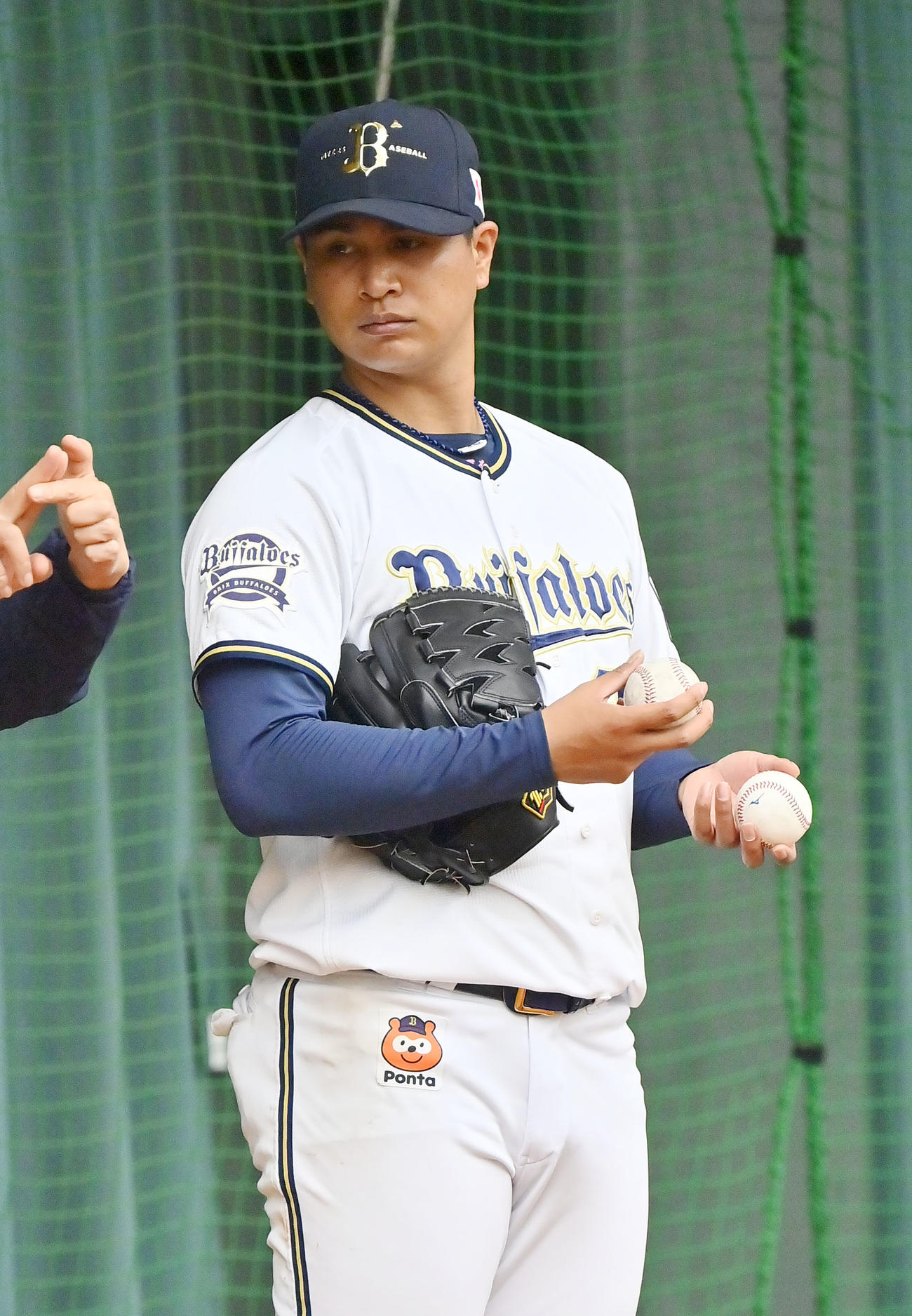 WBCとNPBのボールを持ち悩ましげなオリックス宇田川（撮影・和賀正仁）