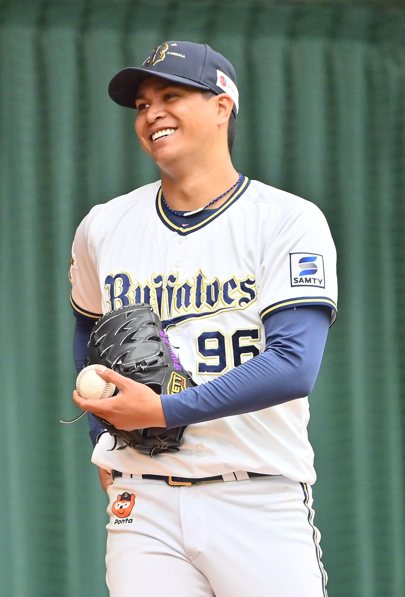 ブルペンで笑顔を見せるオリックス宇田川（撮影・和賀正仁）