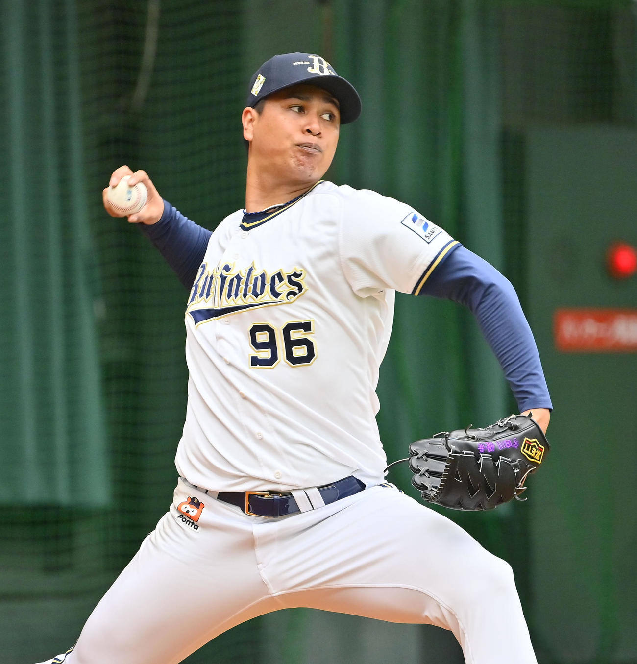 自主的にブルペンに入り投球するオリックス宇田川（撮影・和賀正仁）