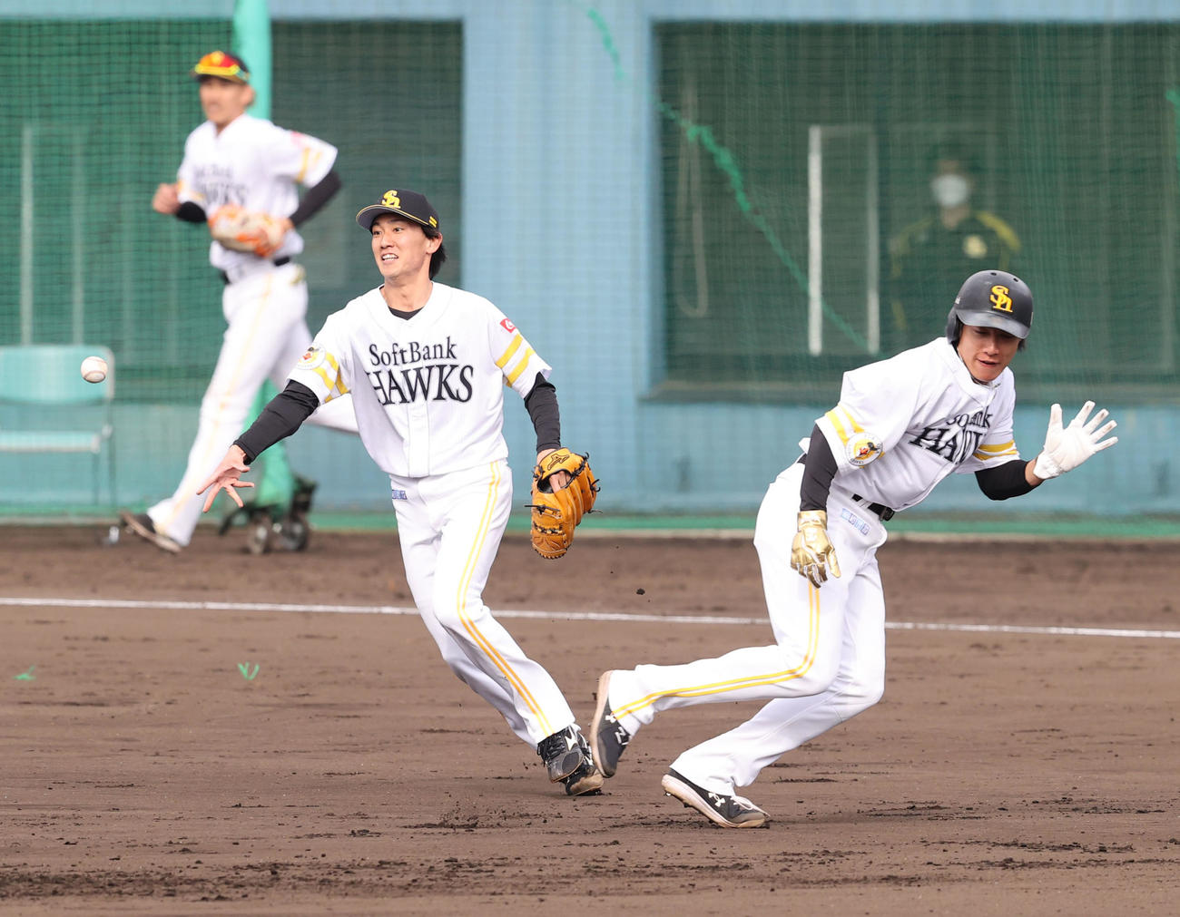 シート打撃で嶺井を投ゴロに仕留め、二塁走者として入っていた柳田悠岐をはつらつとした表情で追いかける大津亮介（撮影・梅根麻紀）