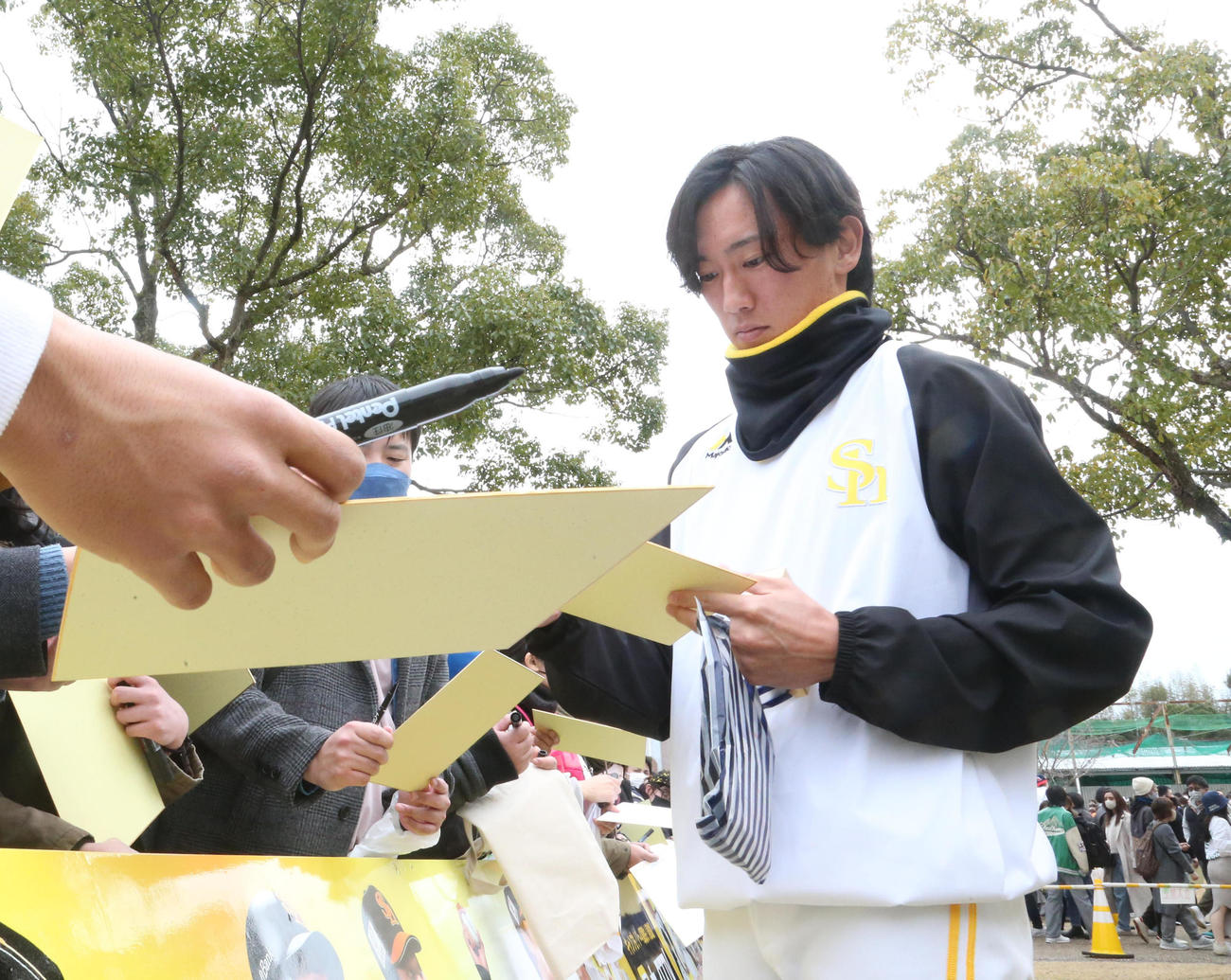 ファンサービスをする大津亮介（撮影・梅根麻紀）