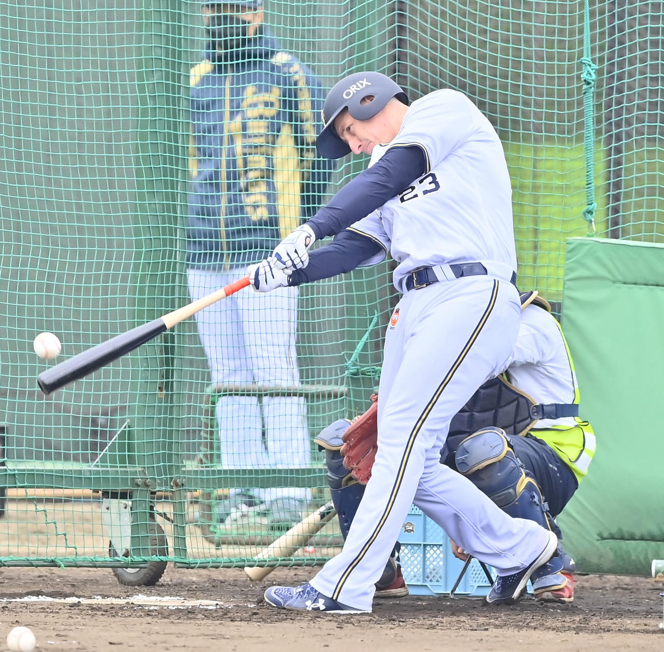 屋外でフリー打撃をするオリックスのシュウィンデル（撮影・和賀正仁）
