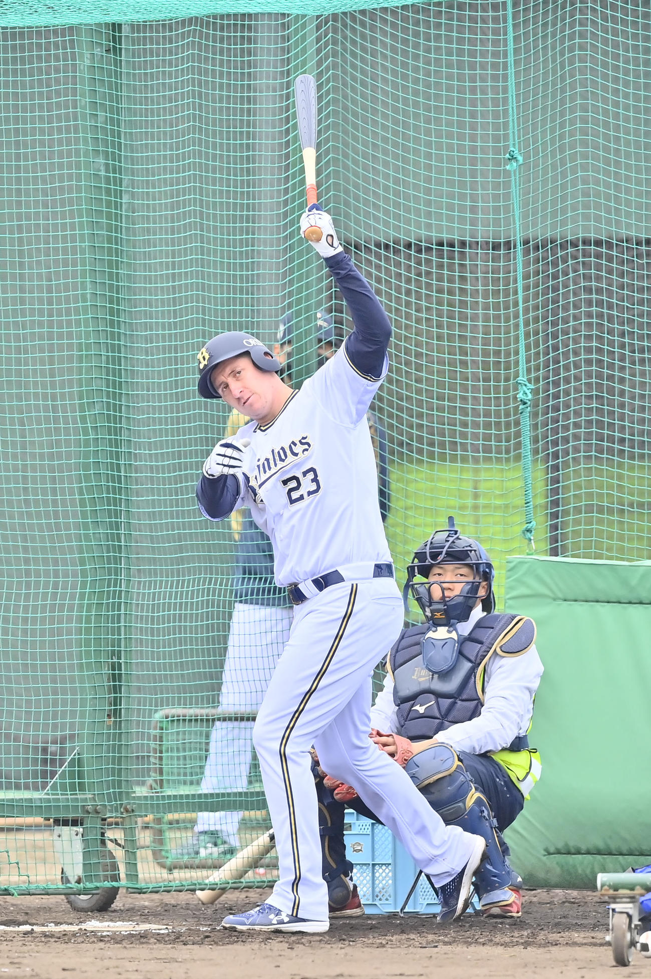 屋外でフリー打撃をするオリックスのシュウィンデル（撮影・和賀正仁）