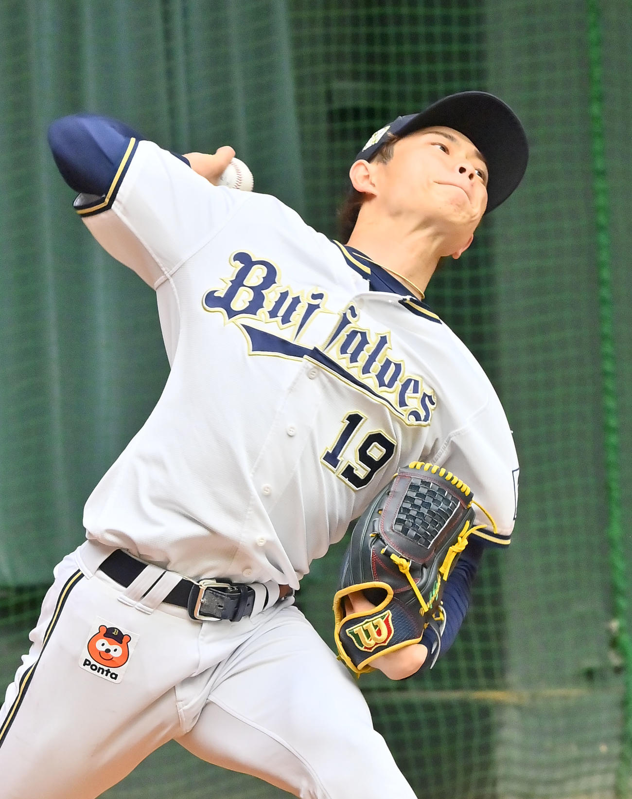 ブルペンに入り投げ込むオリックス山岡（撮影・和賀正仁）