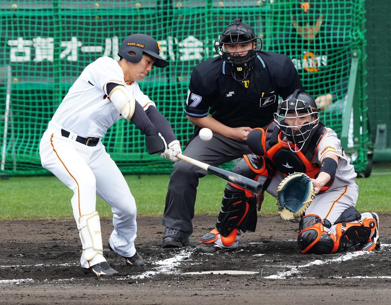 巨人紅白戦　1回裏白組1死、右前打を放つ門脇（撮影・江口和貴）