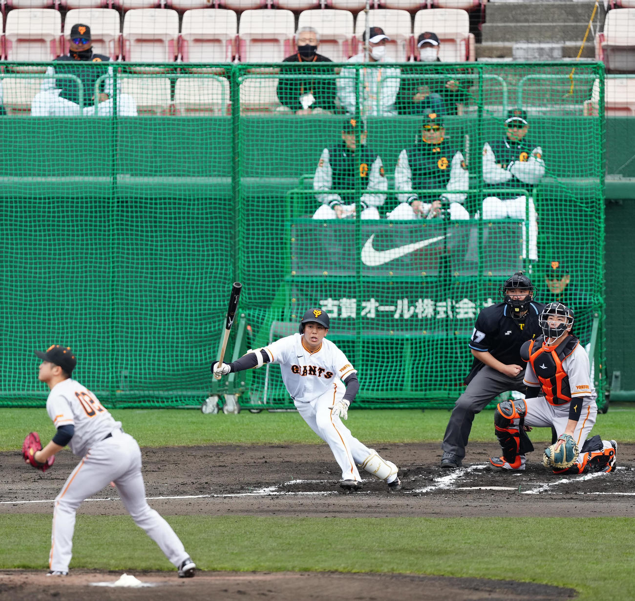 巨人紅白戦　1回裏白組1死、右前打を放つ門脇。投手戸田（撮影・江口和貴）