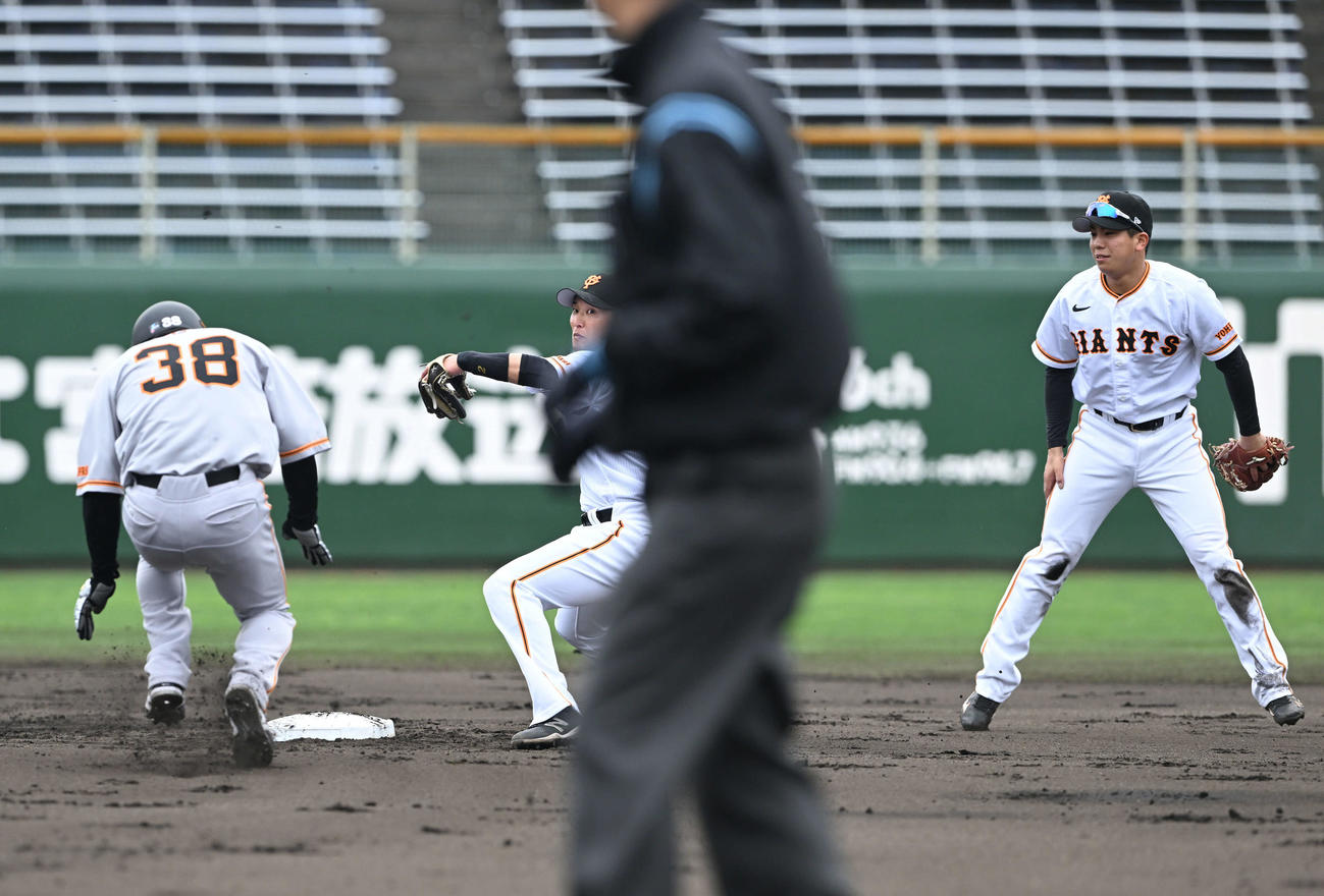 紅白戦　2回表赤組1死一塁、好守で併殺打にするドラフト4位門脇（右）と吉川（中央）。一走岡田（撮影・滝沢徹郎）