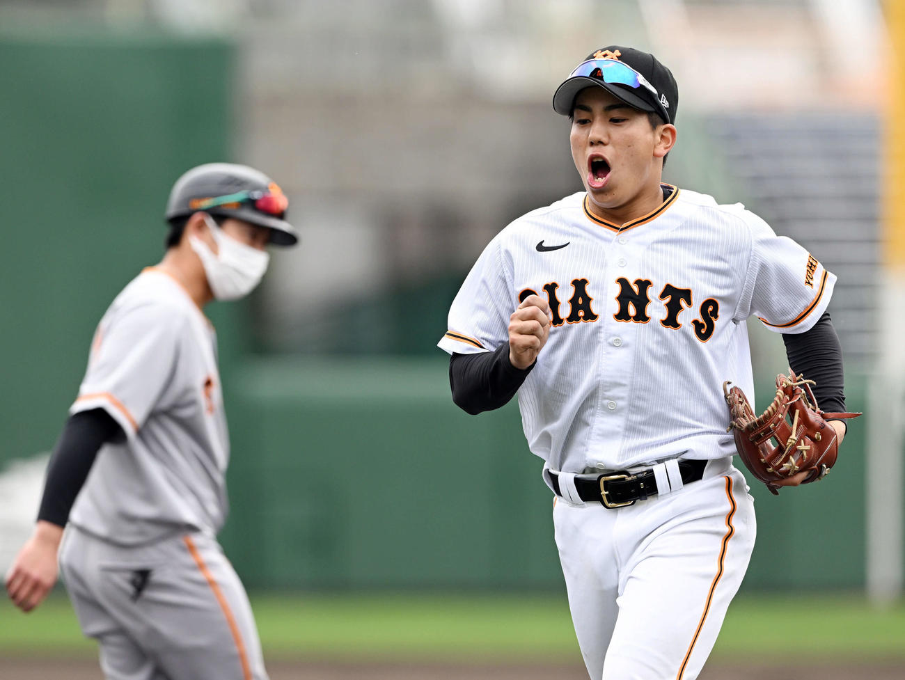 紅白戦　2回表、好守を見せた白組遊撃手の巨人ドラフト4位門脇は気合の入った表情で引き揚げる（撮影・滝沢徹郎）