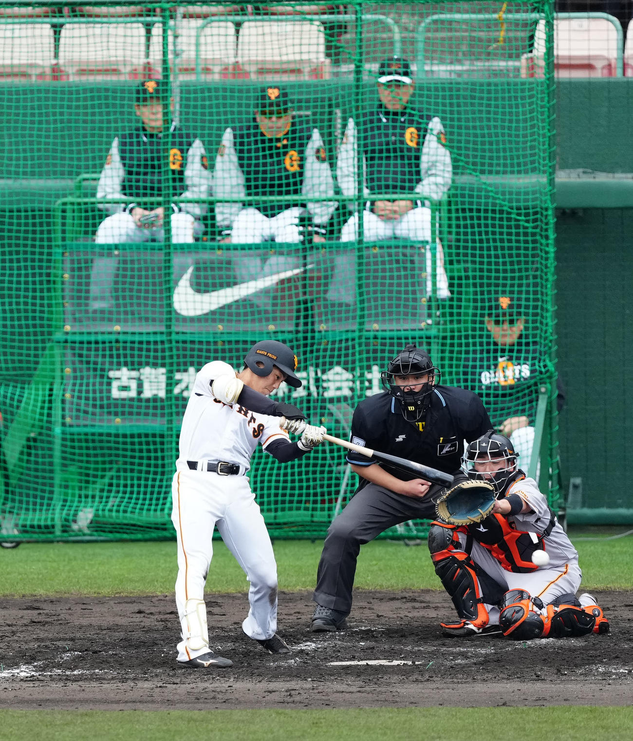 巨人紅白戦　3回裏白組2死、左前打を放つ門脇。後方左から3人目は原監督（撮影・江口和貴）