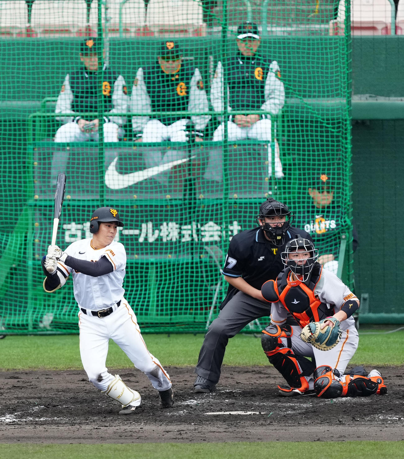 巨人紅白戦　3回裏白組2死、左前打を放つ門脇。後方左から3人目は原監督（撮影・江口和貴）
