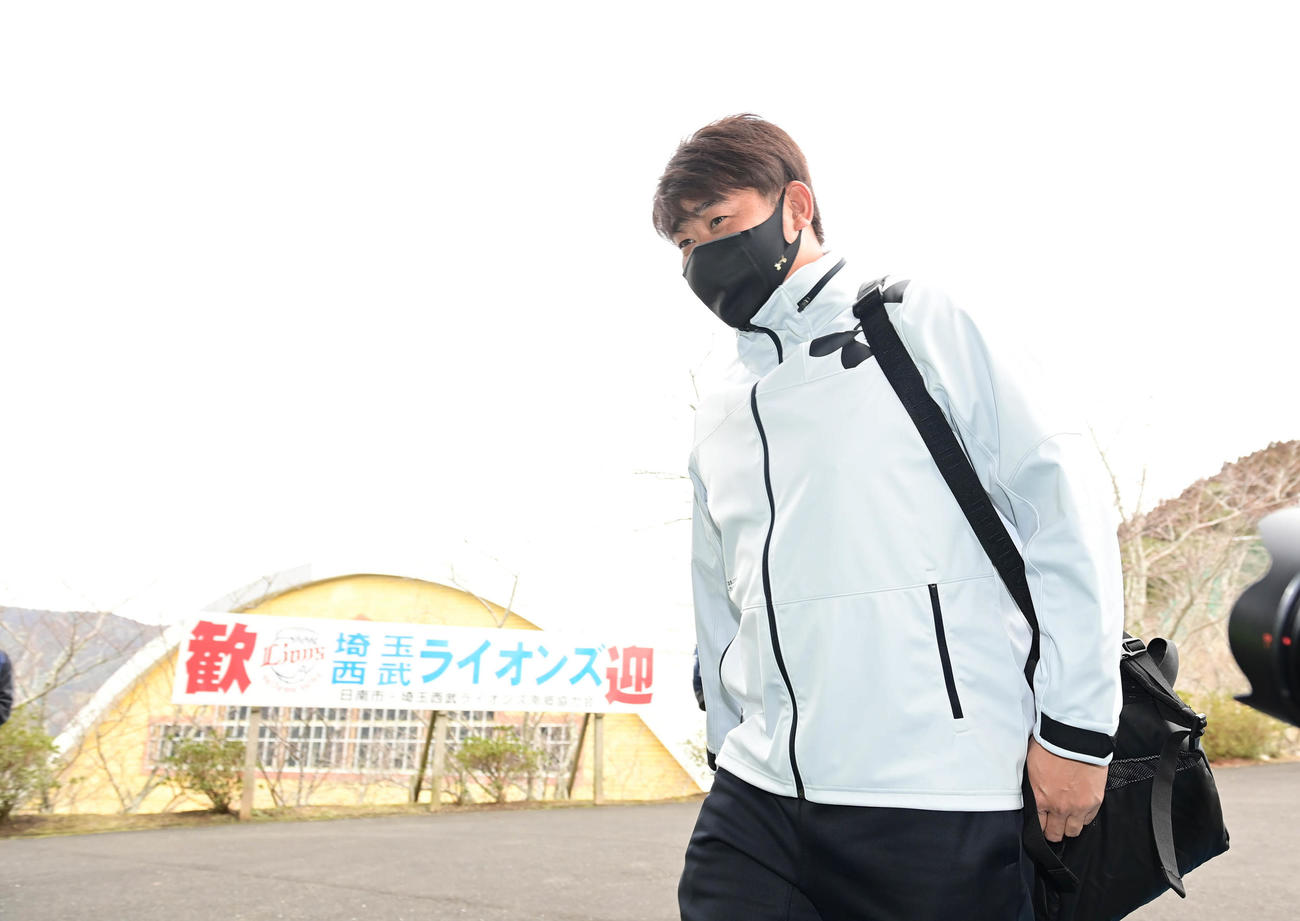 南郷スタジアムに到着した西武臨時投手コーチの松坂氏（撮影・小沢裕）