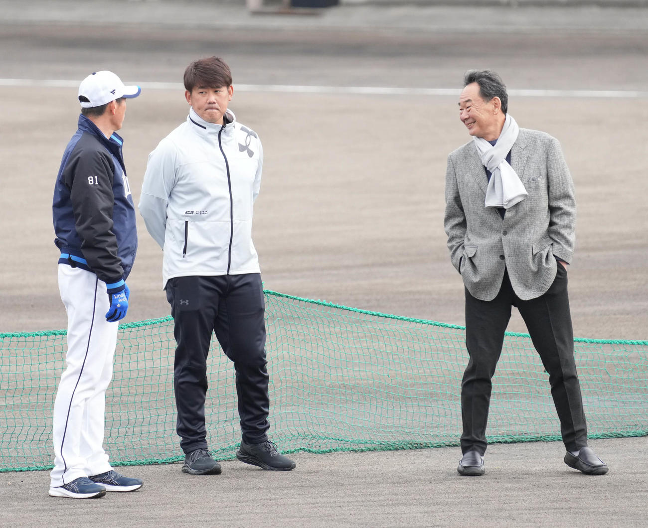 投手陣のキャッチボールを見ながら談笑する、左から西武豊田投手コーチ、臨時投手コーチの松坂氏、元監督の東尾氏（撮影・小沢裕）