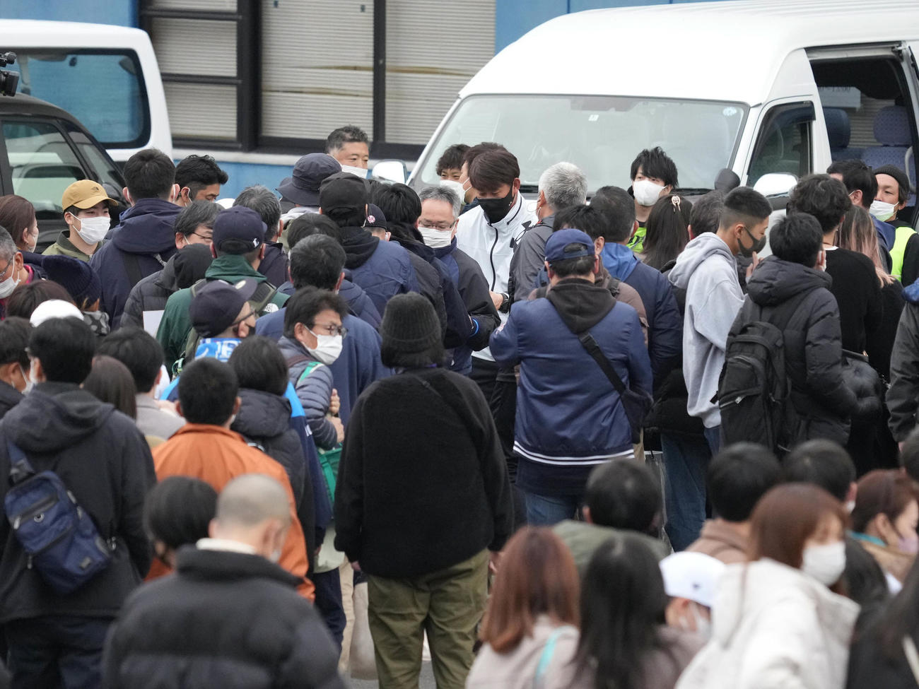 練習が終わり西武臨時投手コーチの松坂氏（中央奥）のサイン会には詰め掛けた大勢のファンが押し寄せた（撮影・小沢裕）