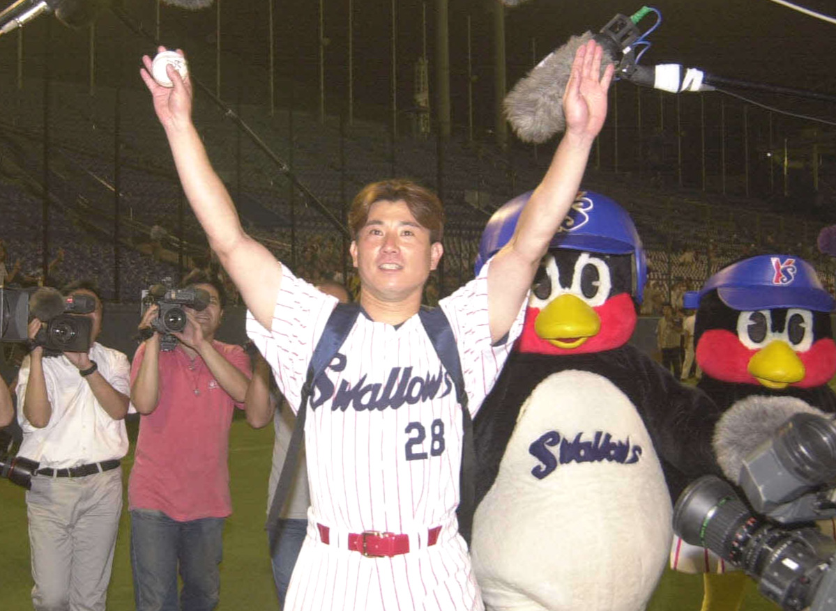 01年6月、スタンドに向かってバンザイするヤクルト入来智さん