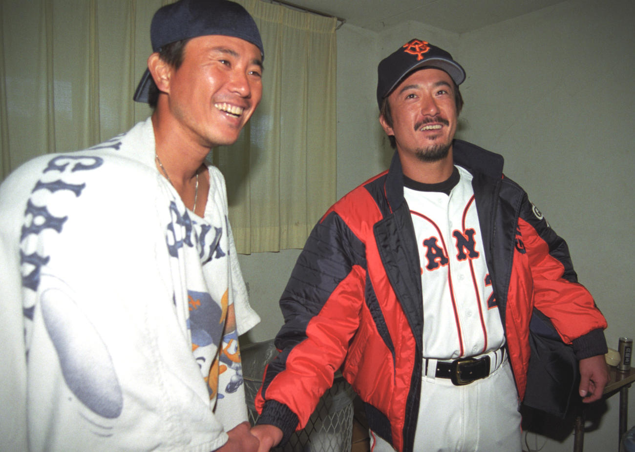 99年2月オープン戦巨人対広島、兄弟で7回を抑えた入来智さん（左）と入来祐作氏