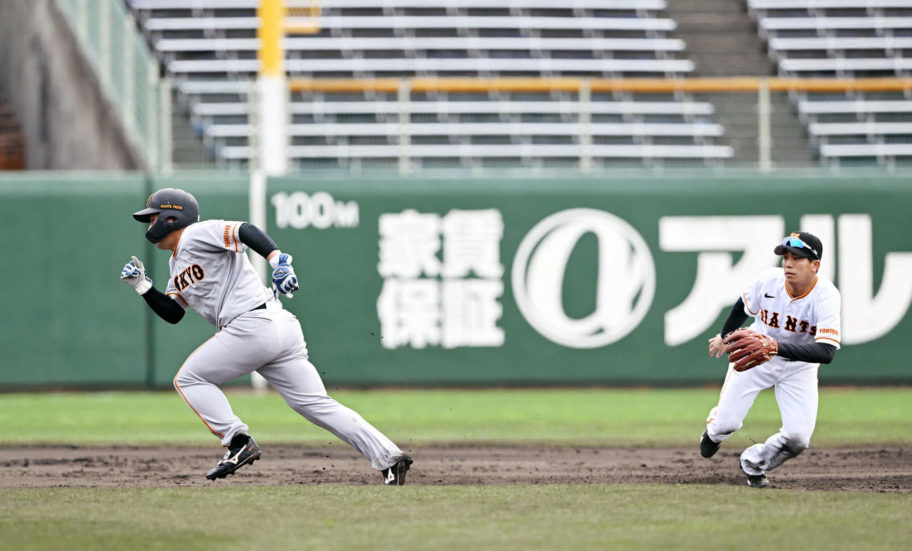 紅白戦　5回表赤組無視二塁、代走の巨人ドラフト1位浅野（左）は三進する。遊撃手同4位門脇（撮影・滝沢徹郎）