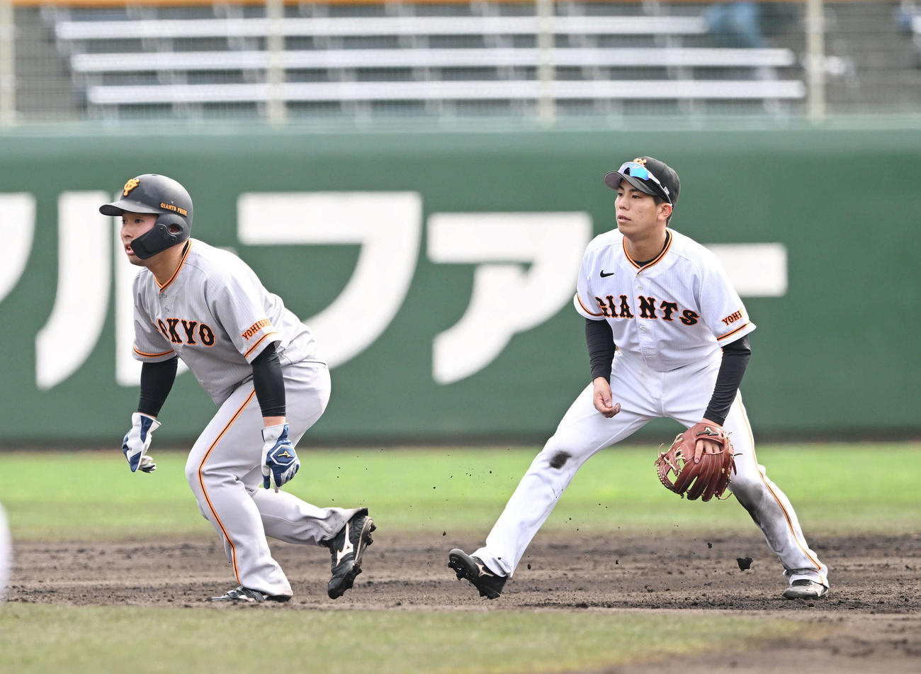 紅白戦　5回表、赤組の代走巨人ドラフト1位浅野（左）と遊撃手4位門脇（撮影・滝沢徹郎）
