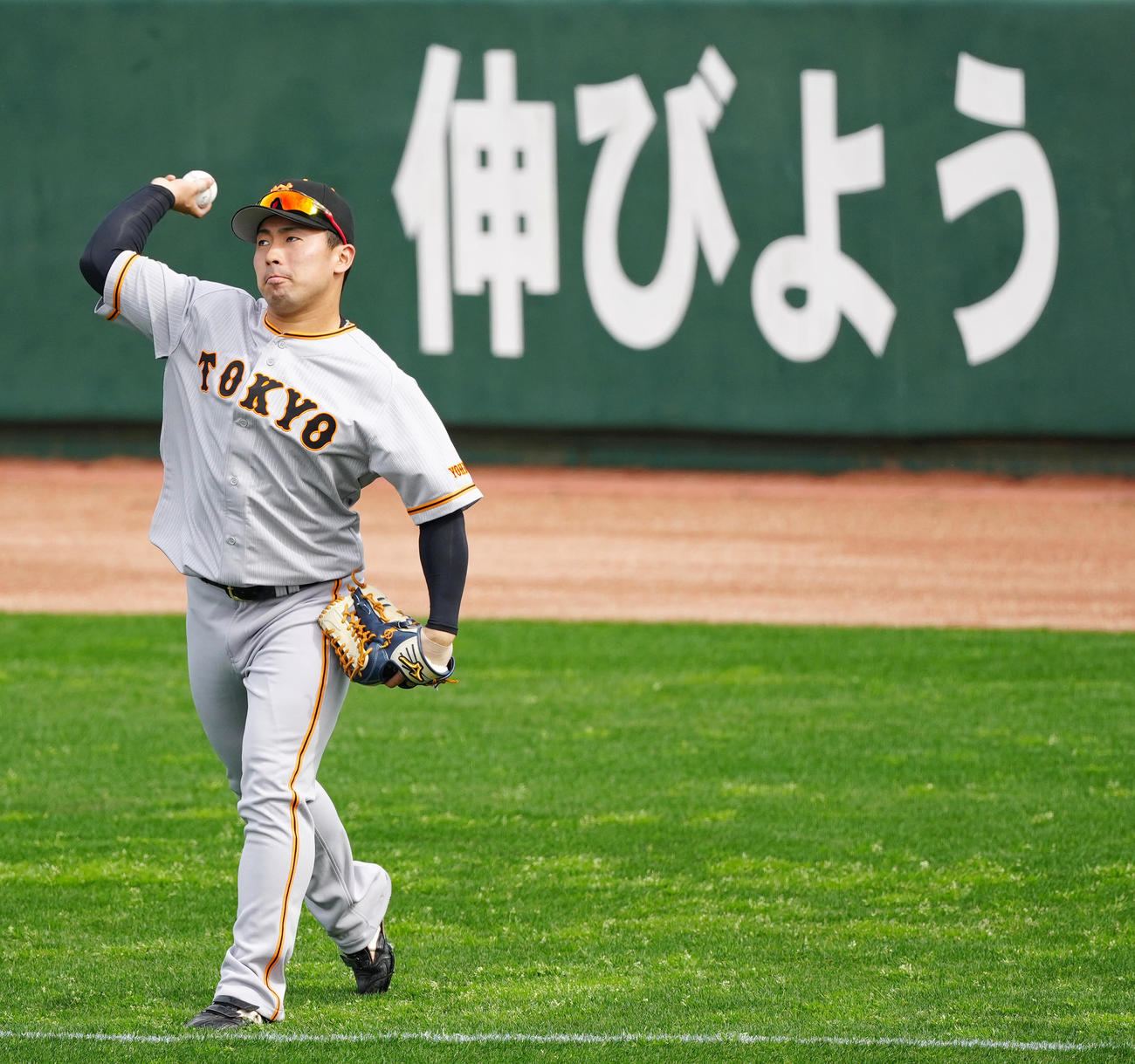 紅白戦前、キャッチボールする巨人浅野（撮影・江口和貴）