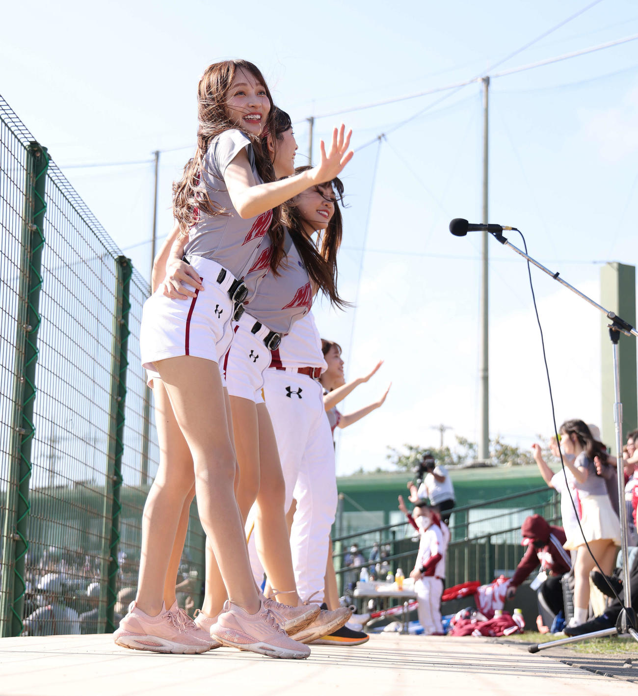 お立ち台でパフォーマンスするリン・シャン（手前）ら楽天ガールズのチア（撮影・河田真司）