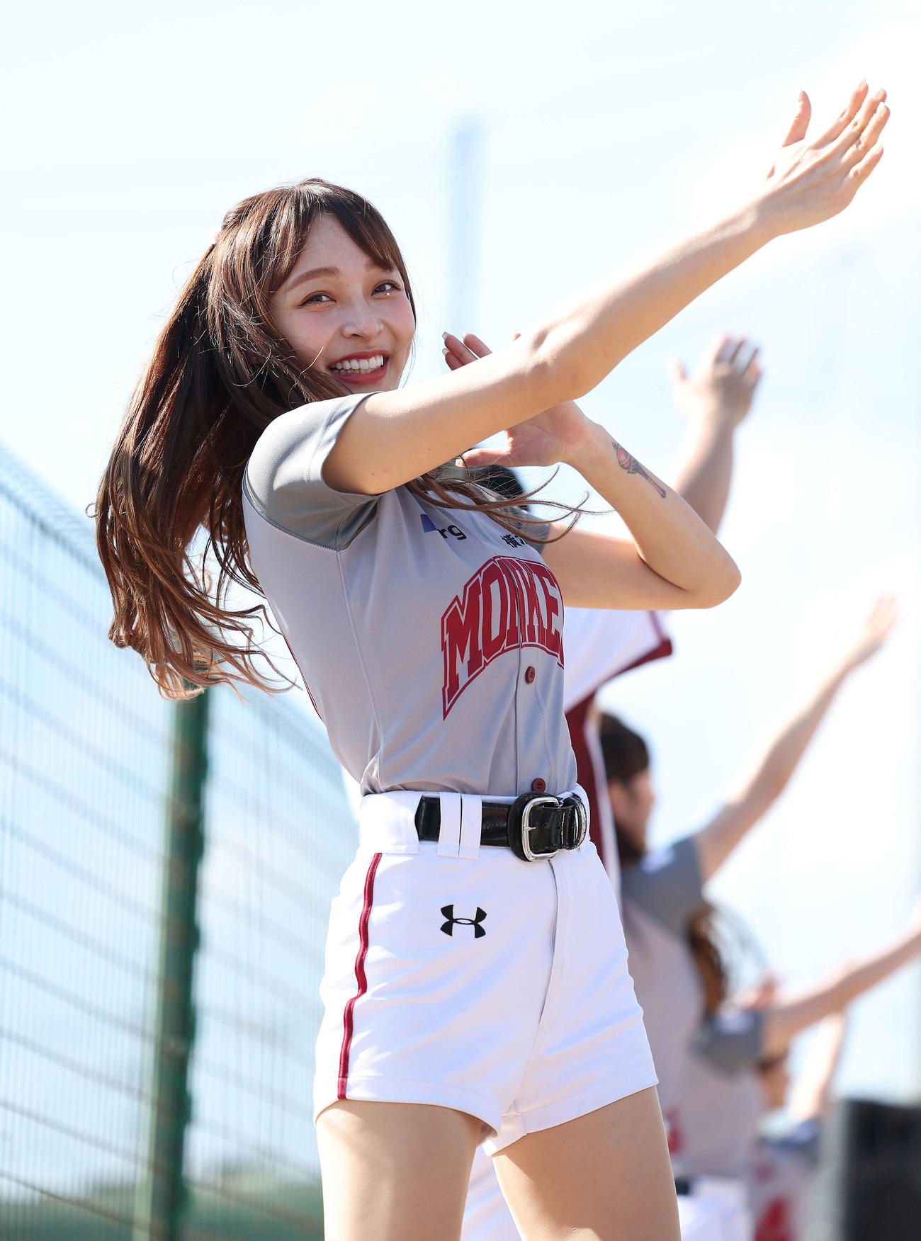 お立ち台でパフォーマンスするリン・シャンら楽天ガールズのチア（撮影・河田真司）