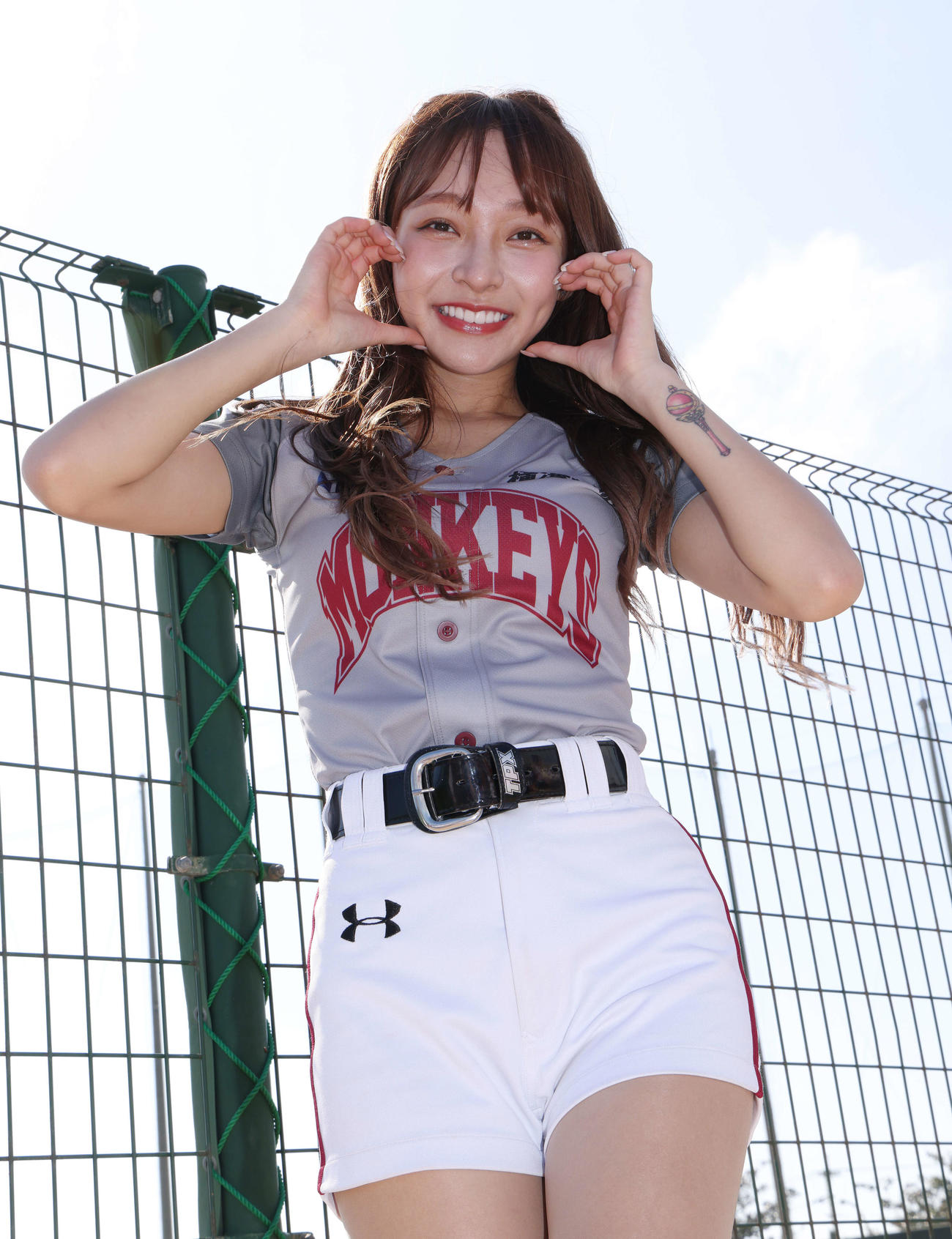 お立ち台でパフォーマンスするリン・シャンら楽天ガールズのチア（撮影・河田真司）