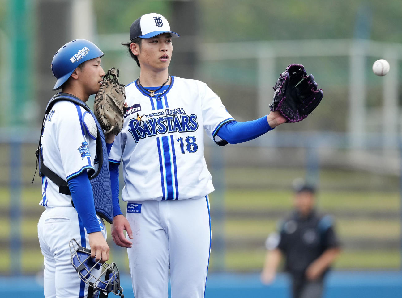 紅白戦で言葉を交わすDeNA小園（右）と松尾の10代バッテリー（撮影・横山健太）