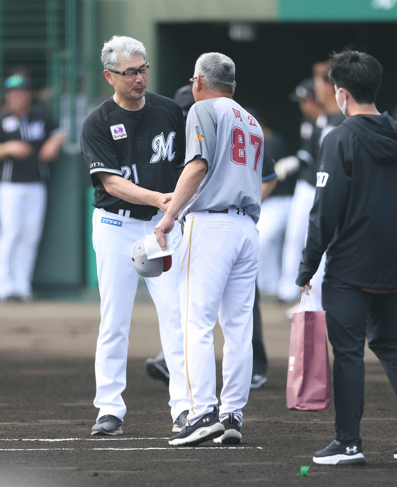 ロッテ対台湾楽天　メンバー表交換であいさつするロッテ吉井監督（撮影・河田真司）