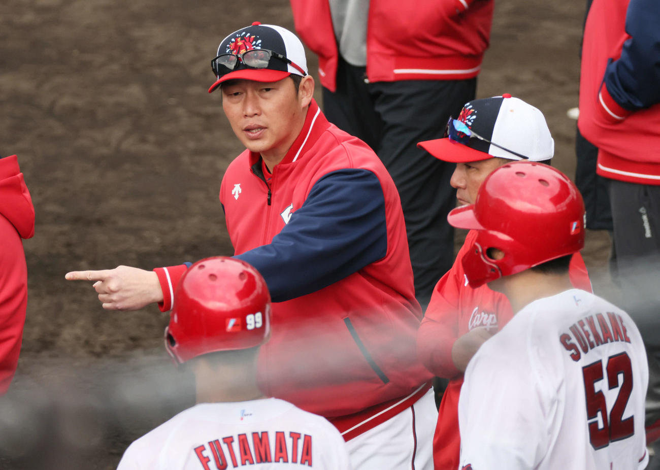 広島日南キャンプ　ランチ特打に入った二俣と末包を指導する新井監督（左）（撮影・加藤孝規）