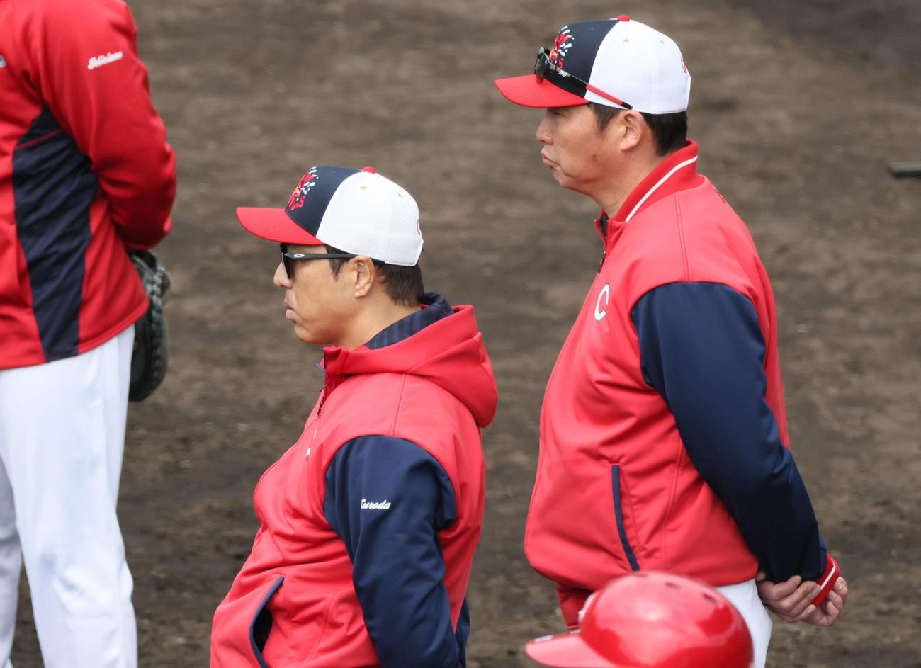 打撃投手2番手として登板した大瀬良の投球を見つめる新井監督（右）と黒田球団アドバイザー（撮影・加藤孝規）