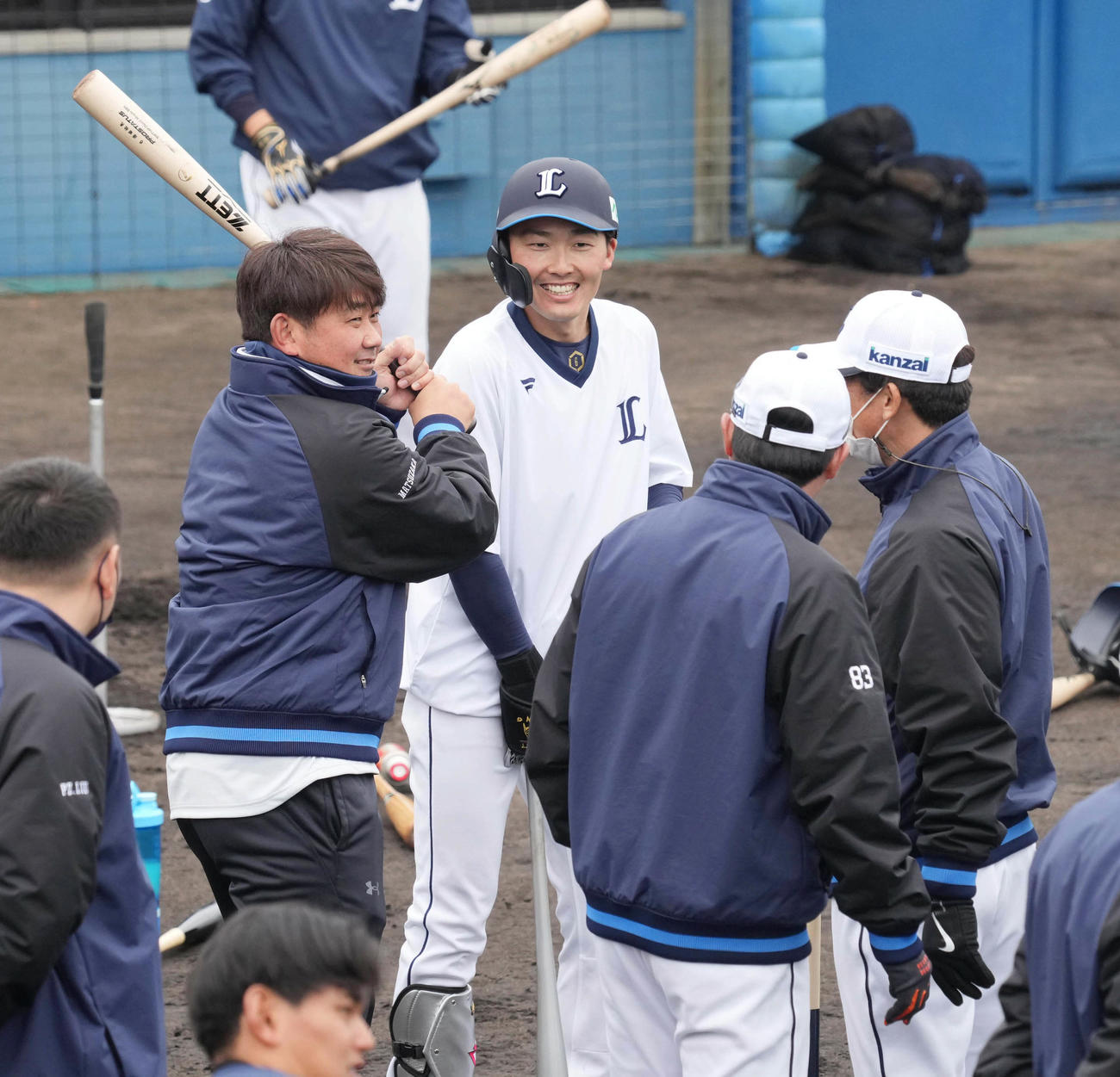 西武臨時投手コーチの松坂氏（左）はバットを掲げておどける。右へ源田、平石ヘッドコーチ、松井監督（撮影・小沢裕）