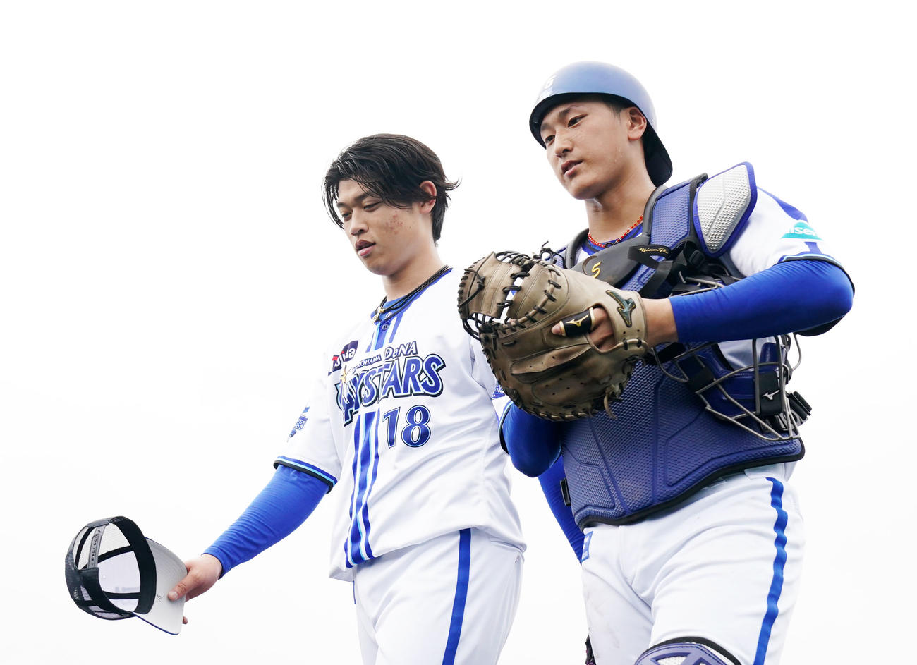 紅白戦に臨むDeNA小園（左）と松尾の10代バッテリー（撮影・横山健太）