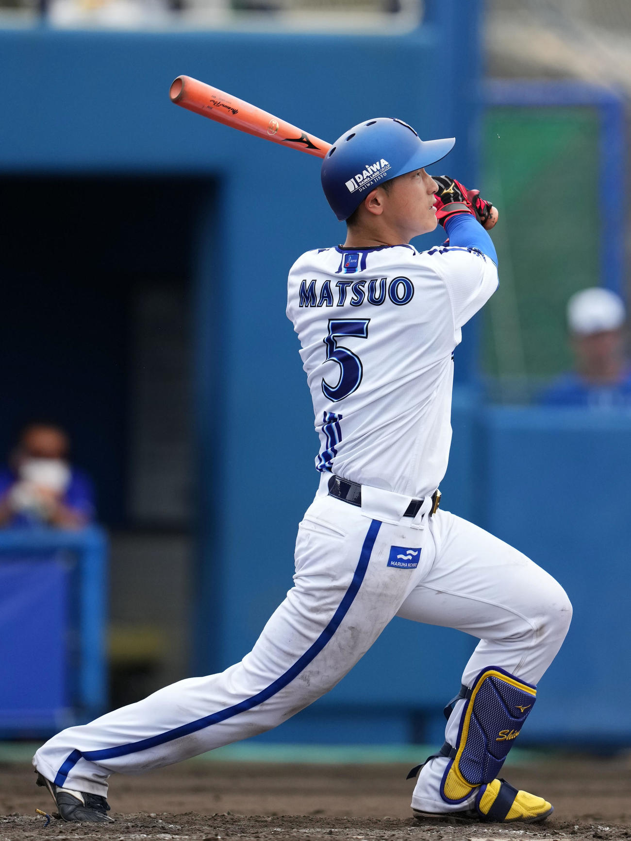 紅白戦で中飛を放つDeNA松尾（撮影・横山健太）