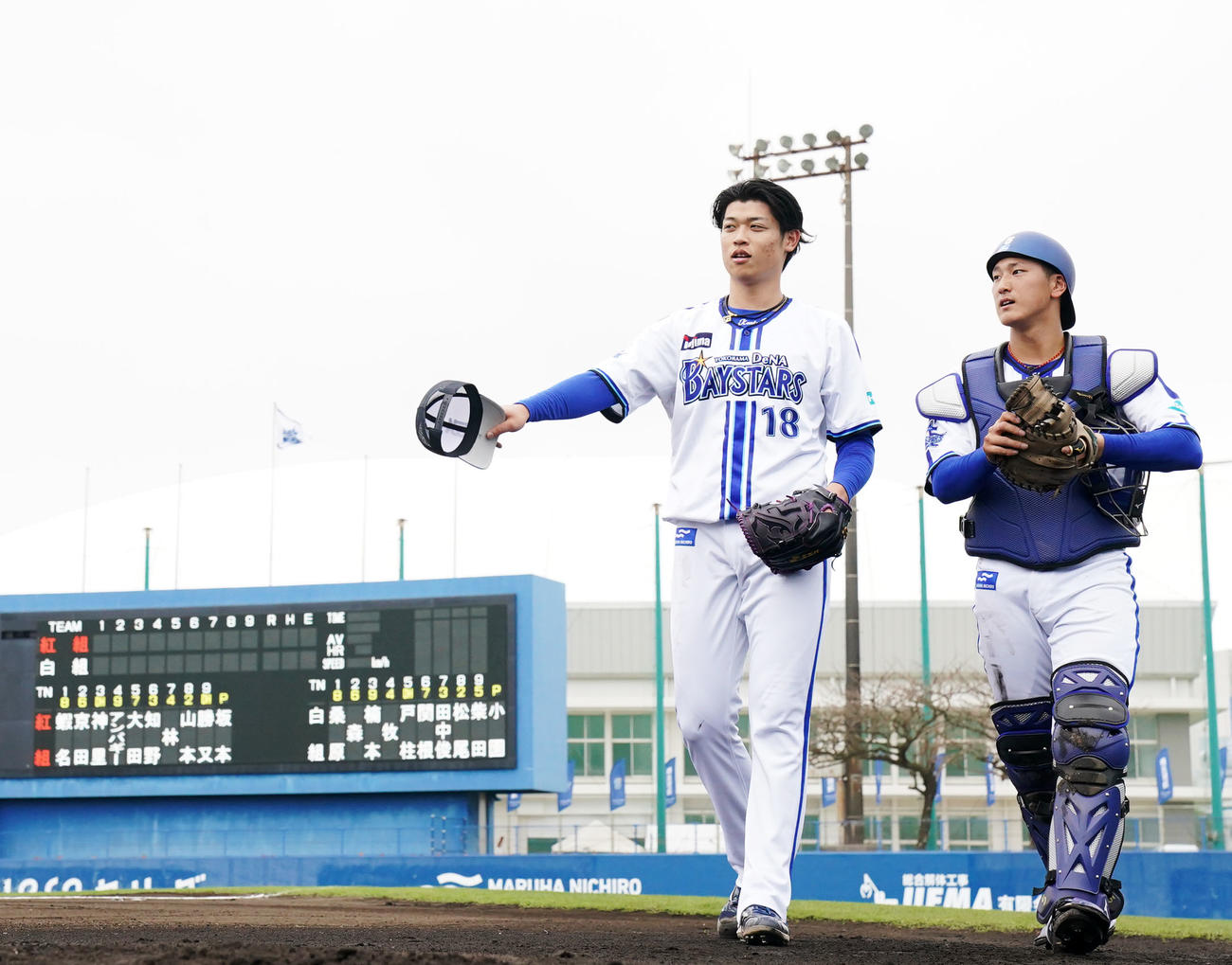 紅白戦に臨むDeNA小園（左）と松尾の10代バッテリー（撮影・横山健太）