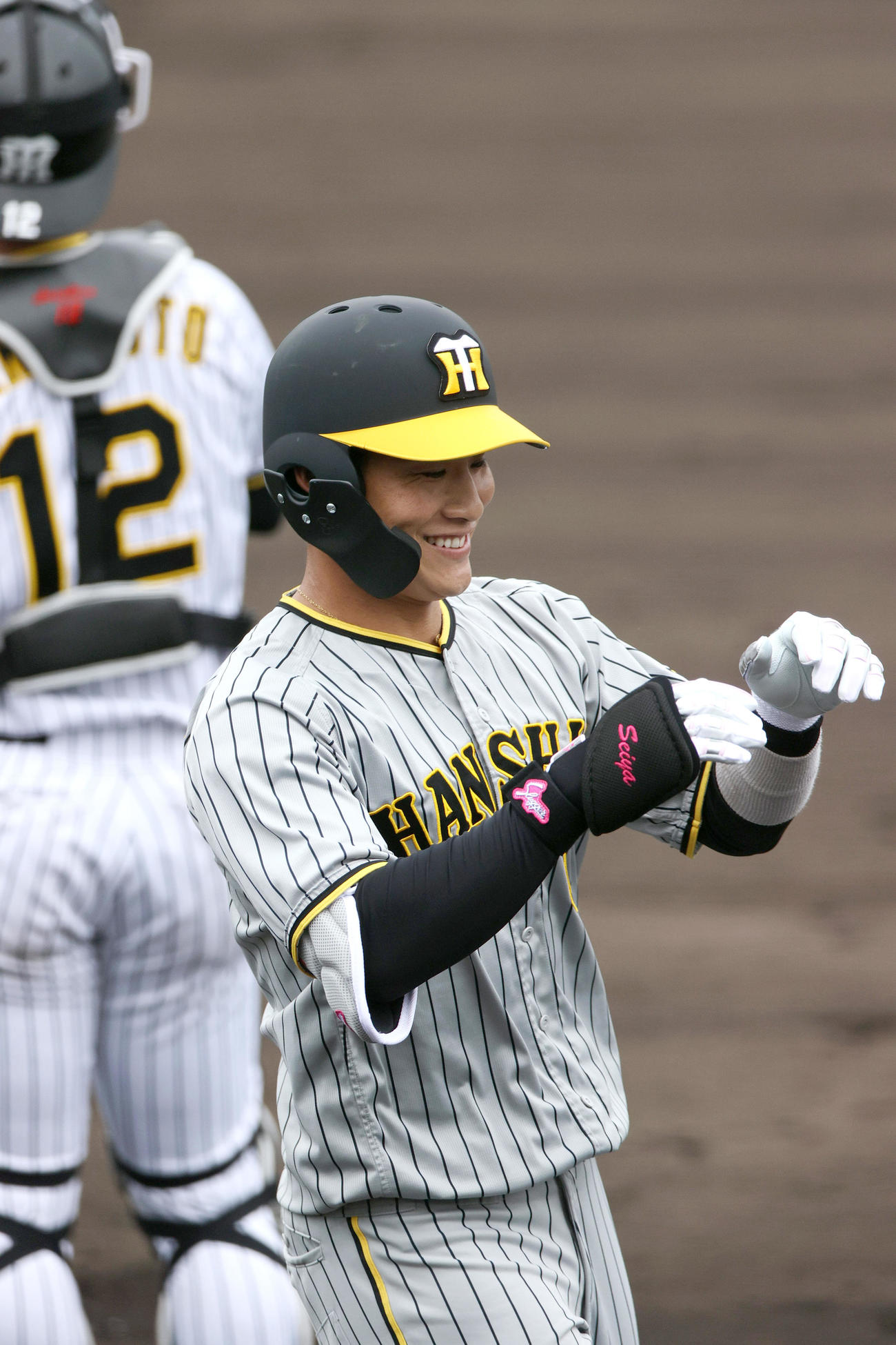 1軍紅白戦　2回表紅組2死一塁、木浪は右越え本塁打を放ち笑顔を見せる（撮影・上山淳一）
