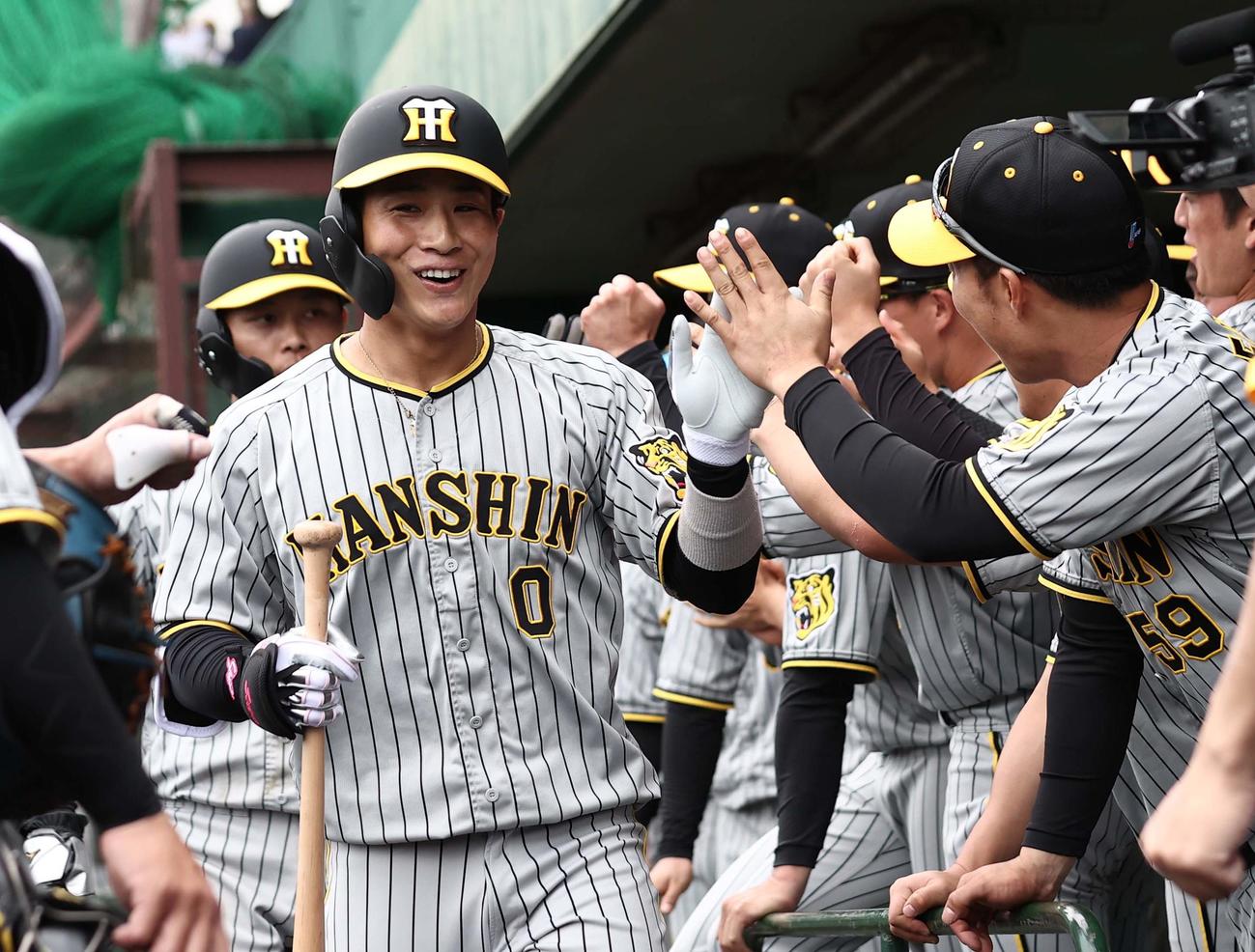1軍紅白戦　2回表紅組2死一塁、右越え2点本塁打を放った木浪はナインの出迎えに笑顔を見せる（撮影・上田博志）