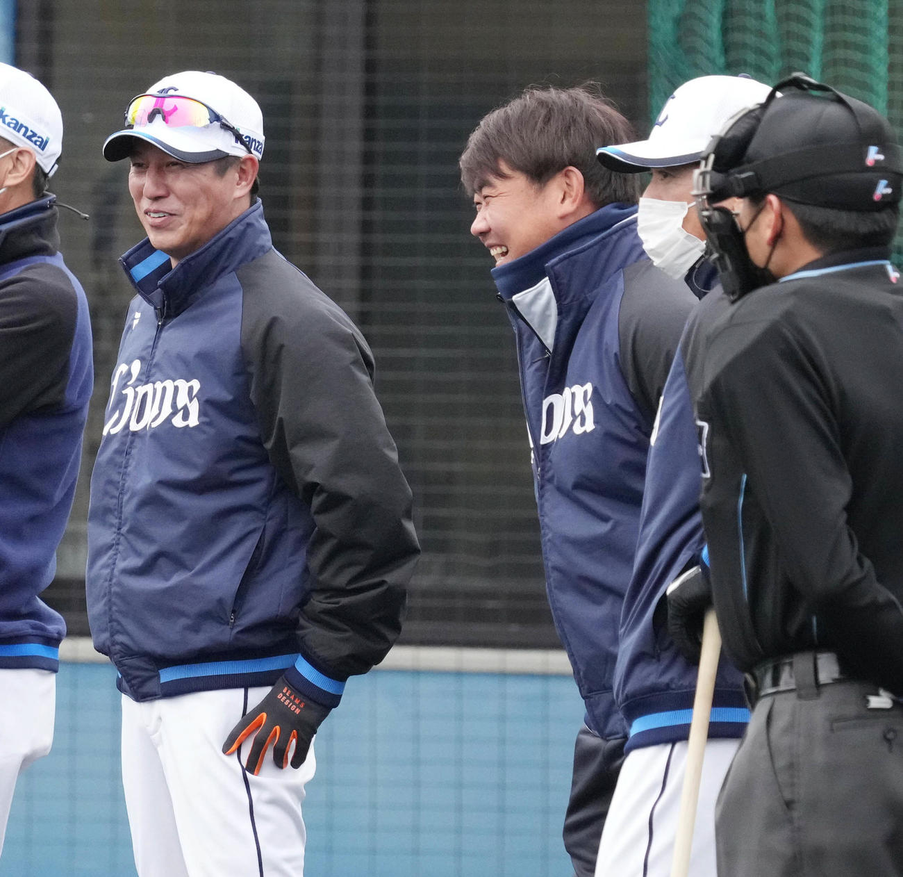 審判をまじえ談笑する、左から西武平石ヘッドコーチ、臨時投手コーチの松坂氏、松井監督（撮影・小沢裕）