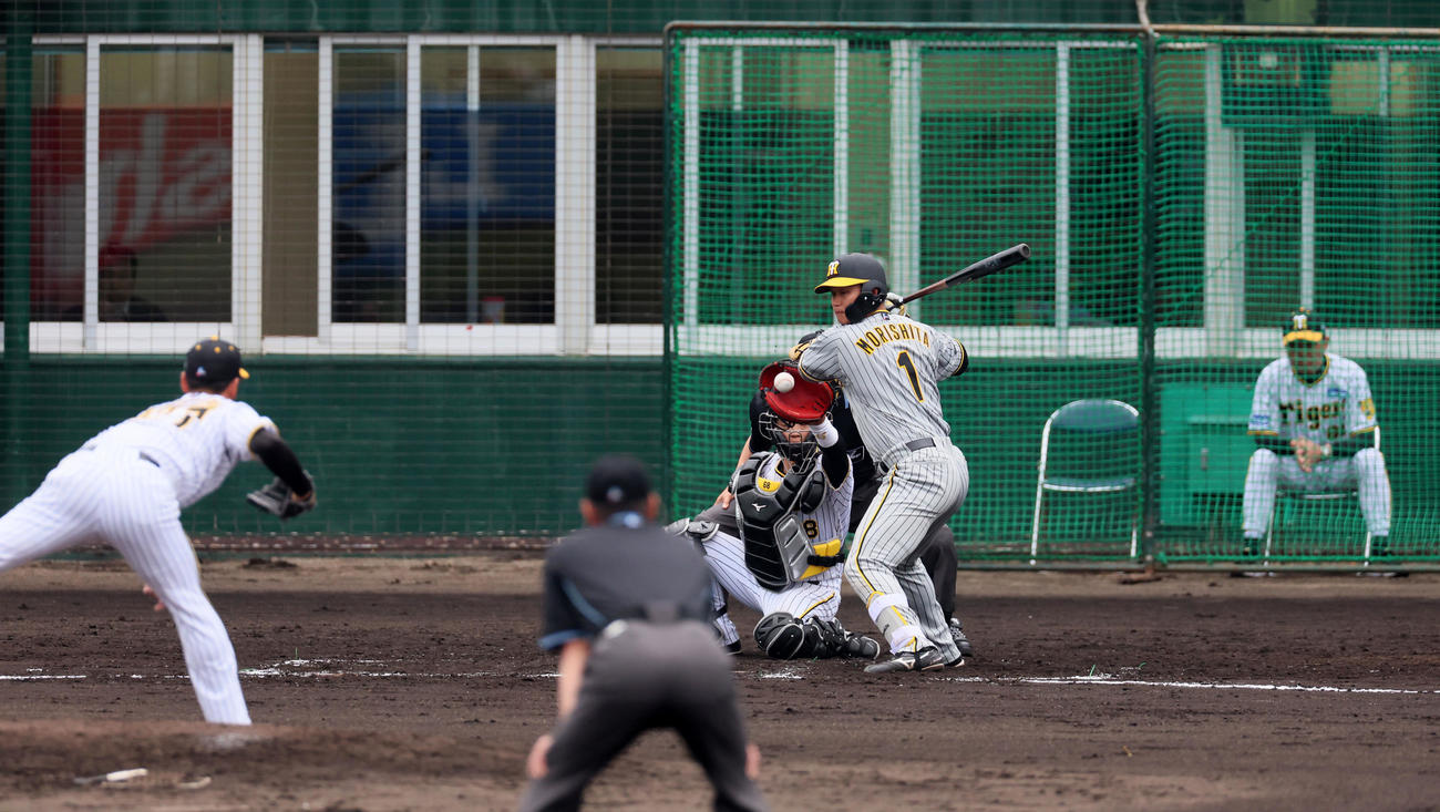 2回表紅組2死一塁、四球を選んで出塁する森下。右は岡田監督。投手は川原（撮影・加藤哉）