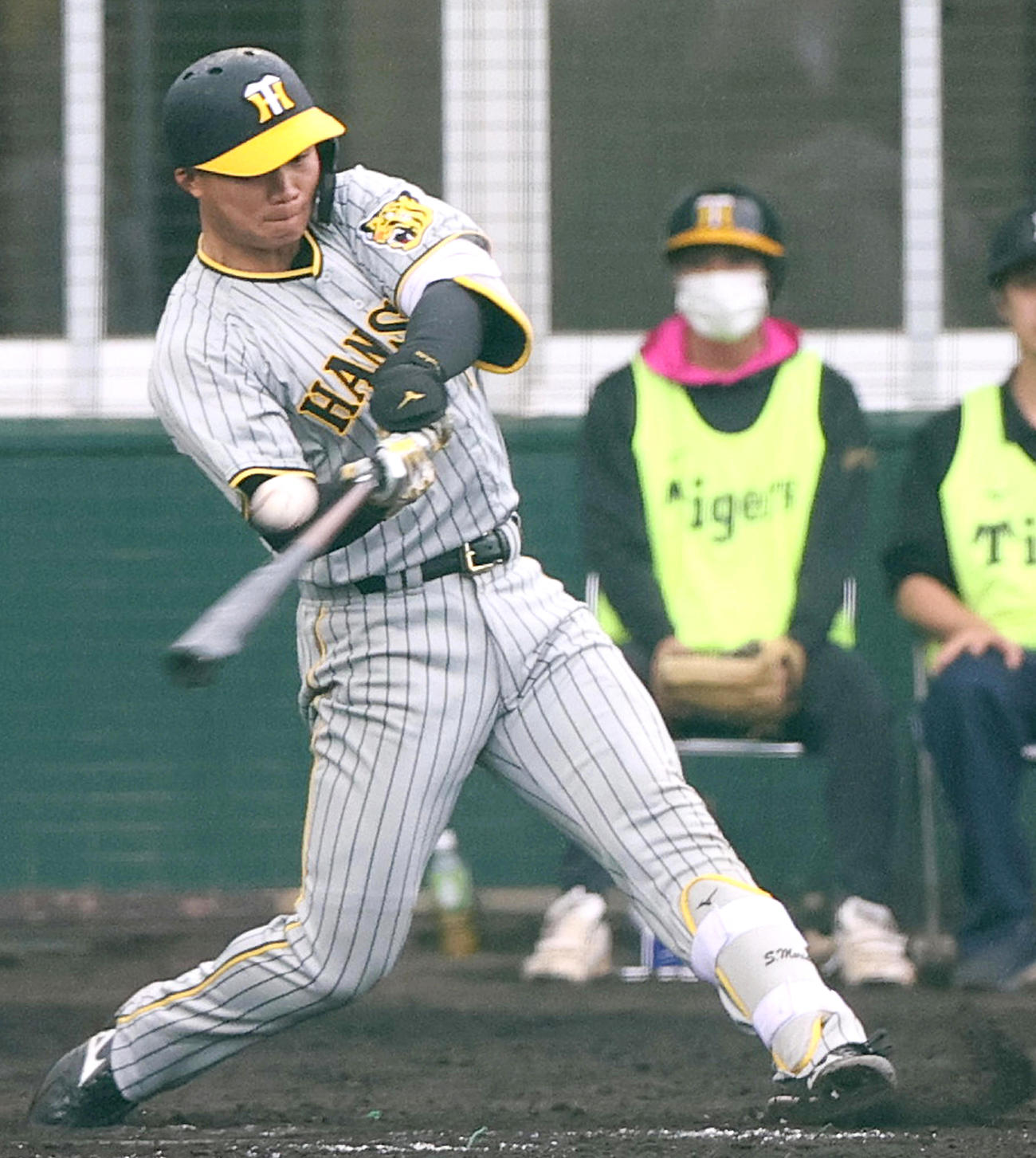 3回裏白組1死、森下は内野安打を放つ（撮影・上山淳一）