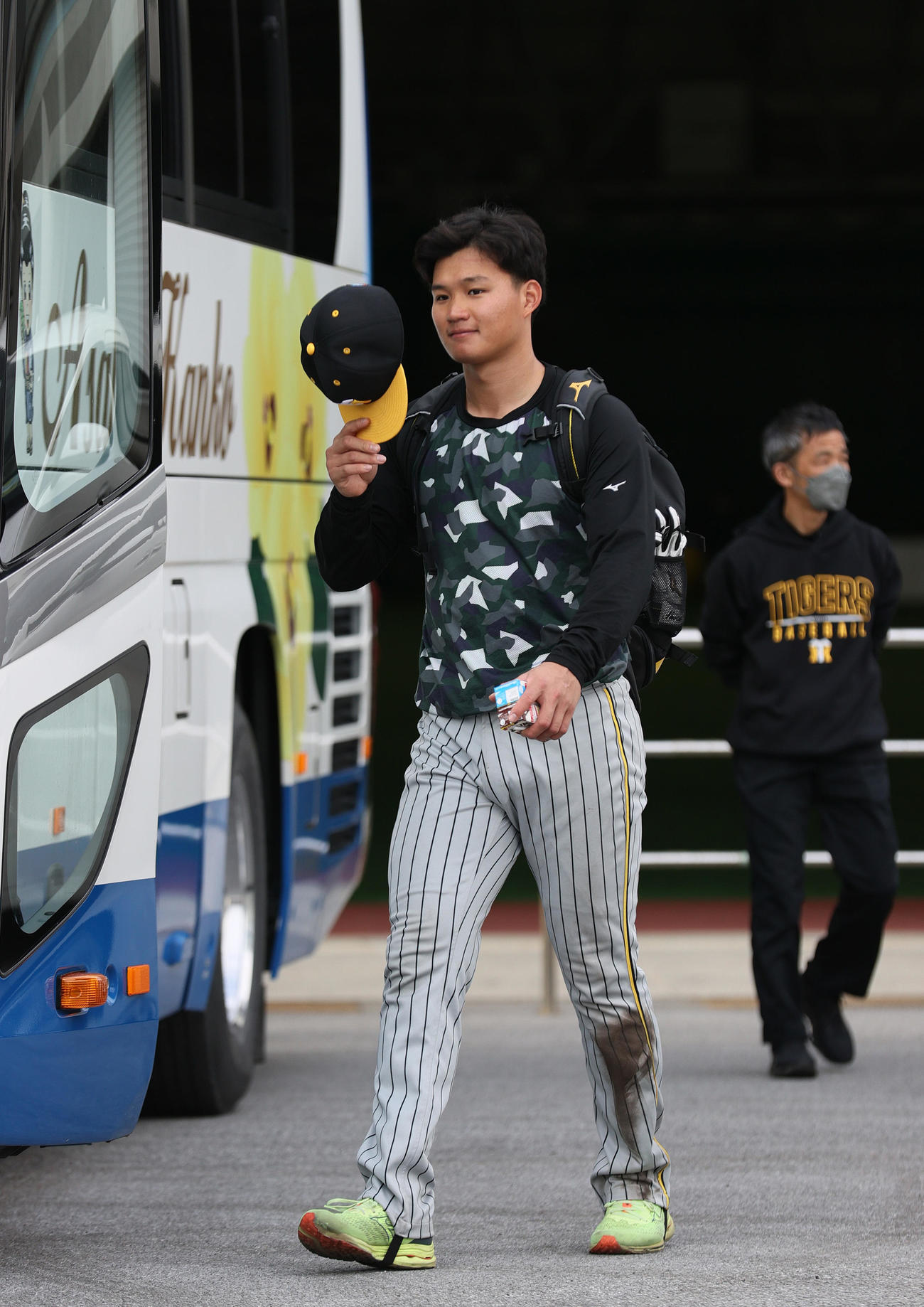 紅白戦を終え、報道陣にあいさつしバスへ向かう森下（撮影・上山淳一）