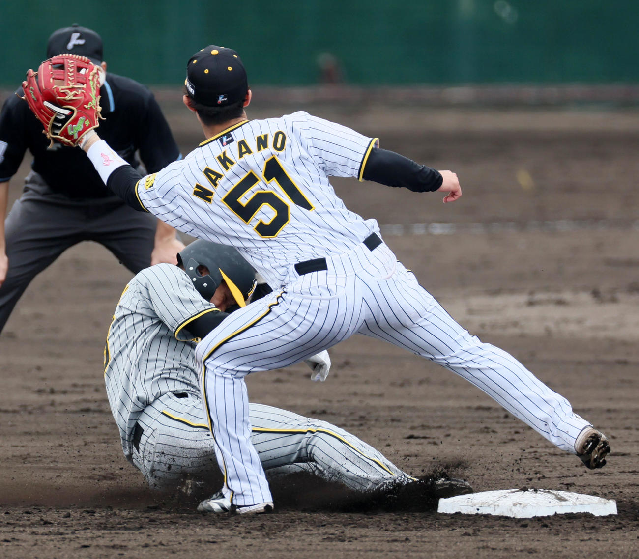 1軍紅白戦：6回表紅組1死一塁、一塁走者島田は二塁盗塁を決める。野手は中野（撮影・加藤哉）