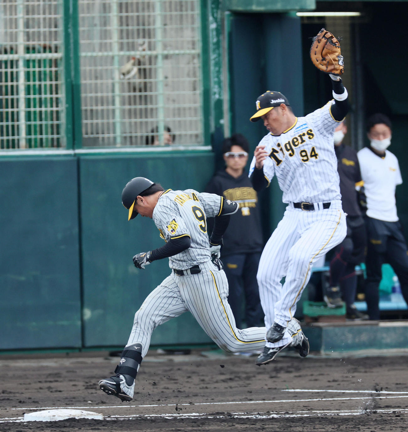 1軍紅白戦2回表紅組2死、高山は遊ゴロも小幡の悪送球で出塁。一塁手は原口（撮影・加藤哉）