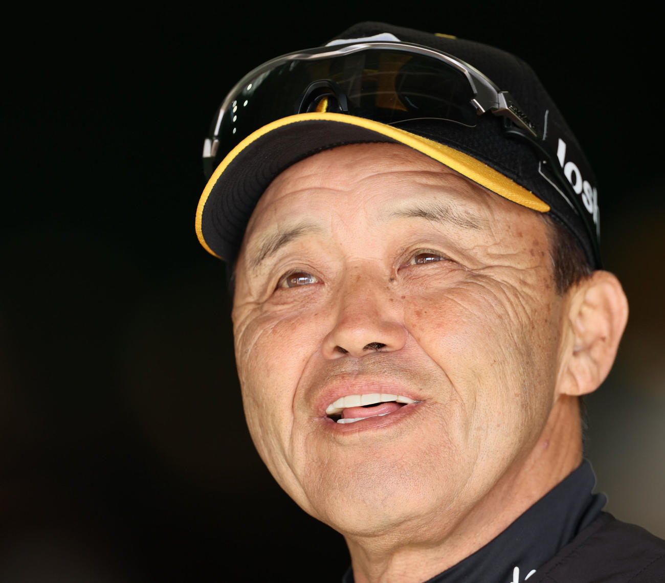 練習中笑顔を見せる岡田監督（撮影・加藤哉）