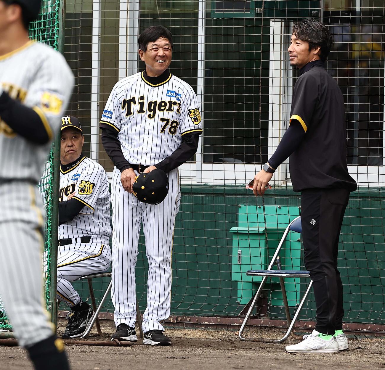 岡田監督（左）と平田ヘッドコーチ（中央）へあいさつをして宜野座村野球場を引き揚げる臨時コーチの鳥谷氏（撮影・上田博志）
