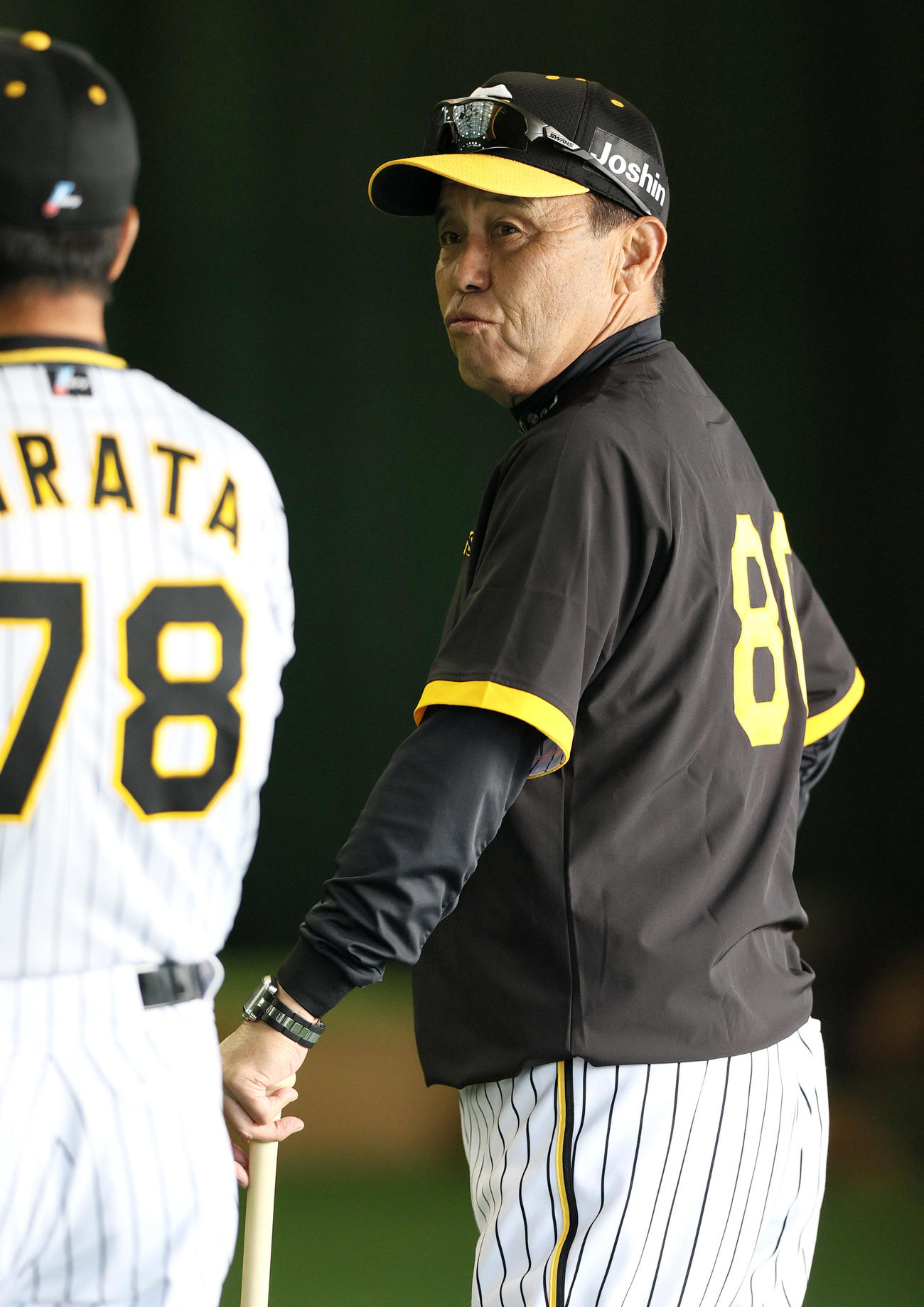 平田ヘッドコーチと話す岡田監督（撮影・上山淳一）