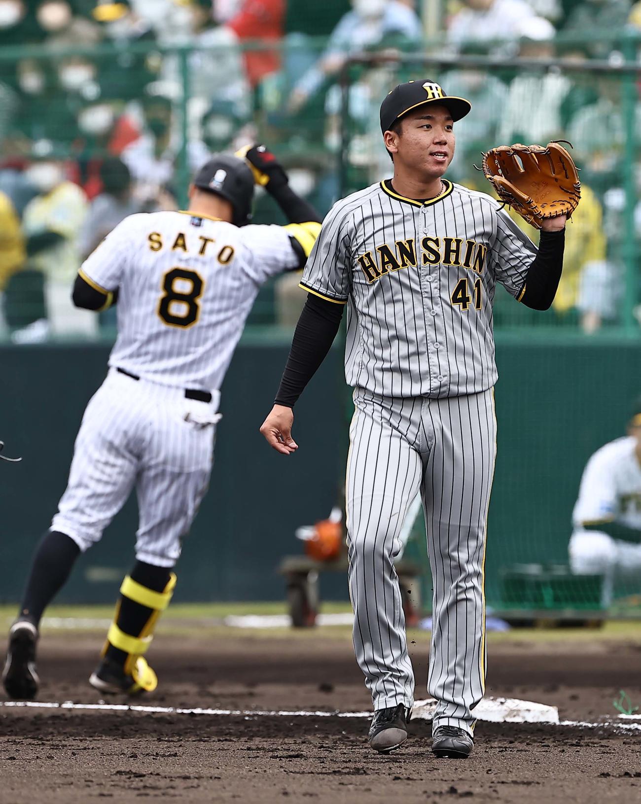 1軍紅白戦　2回裏白組無死、佐藤輝（左）を一ゴロに打ち取る村上（撮影・上田博志）