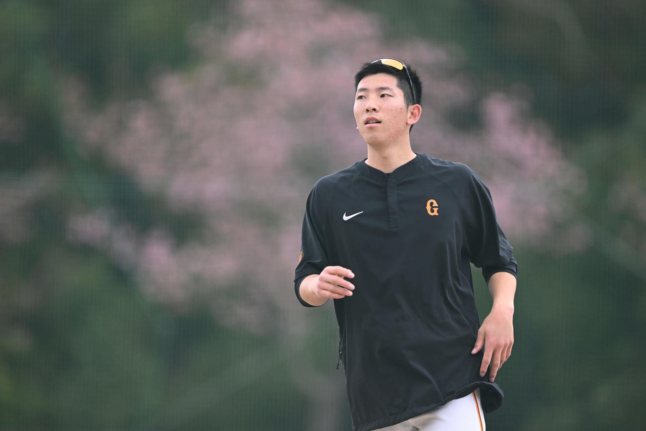 桜を背にトレーニングに臨む巨人戸郷（撮影・滝沢徹郎）
