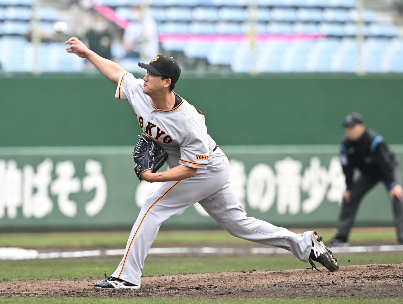 巨人紅白戦　紅組3番手で投球する三上（撮影・滝沢徹郎）