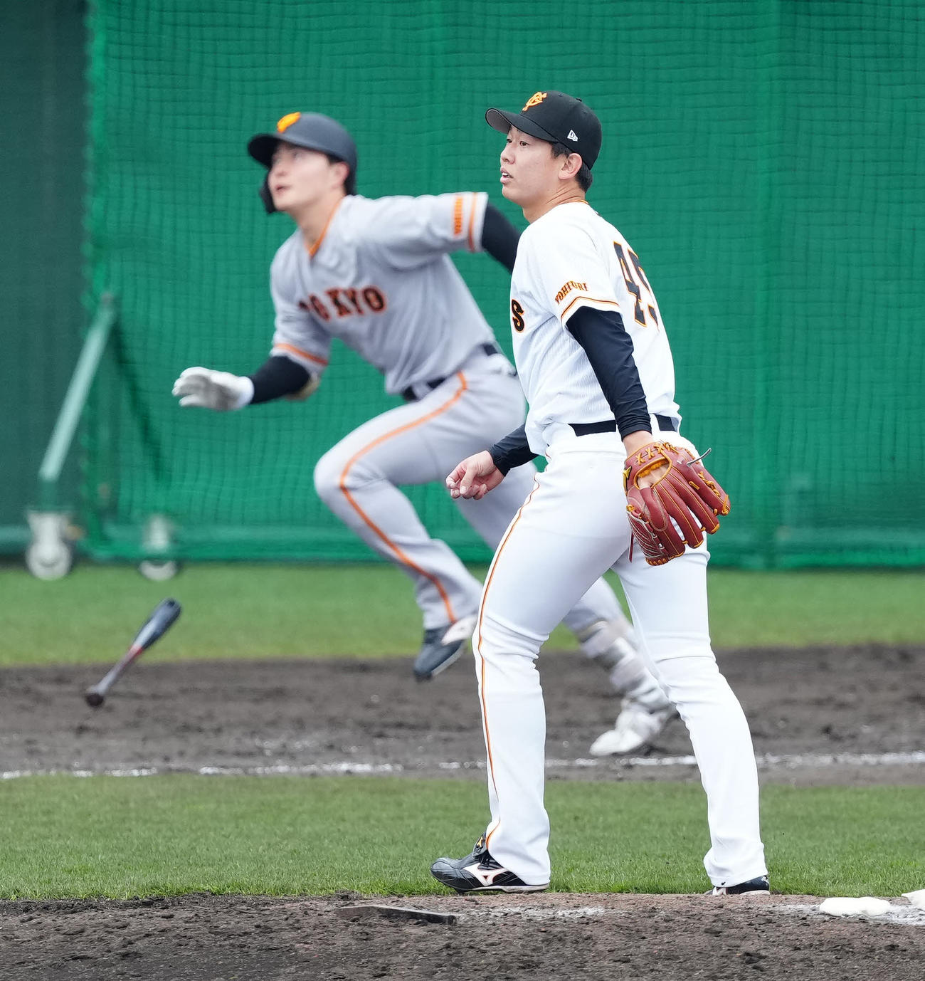巨人紅白戦　6回表紅組2死一、二塁、岡田（後方）に3点本塁打を浴びる畠（撮影・江口和貴）