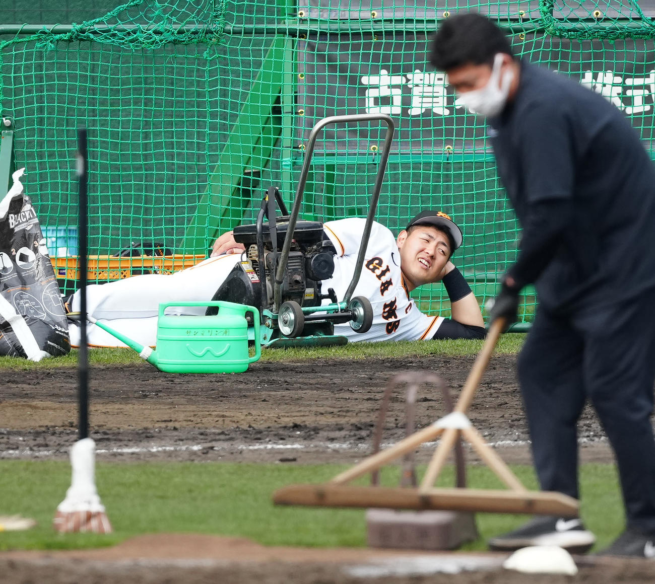 巨人紅白戦　試合後、ランニングを行い、寝そべる巨人岡本和（撮影・江口和貴）