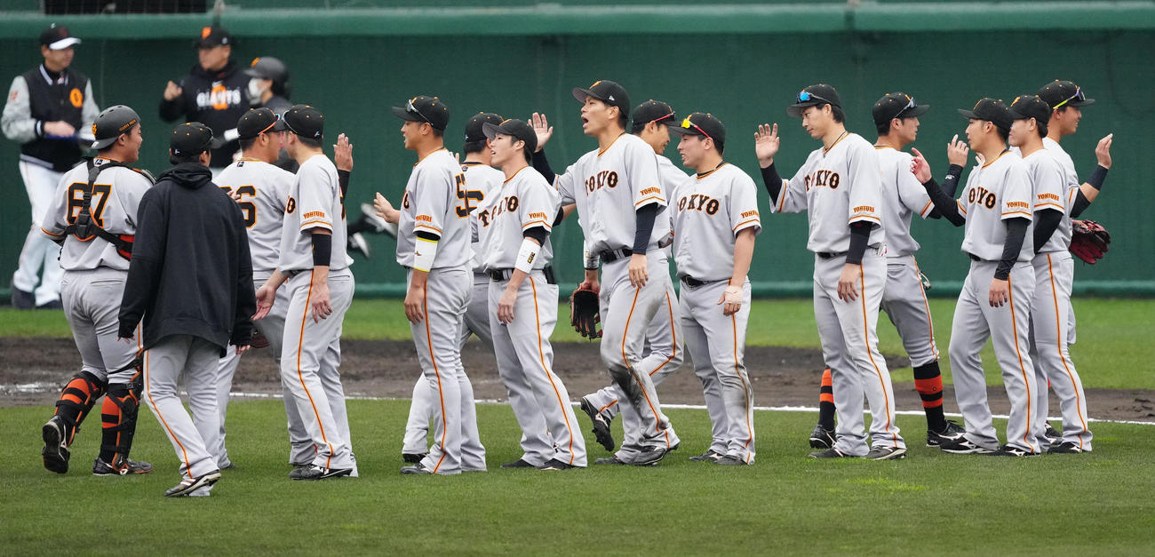 巨人紅白戦　勝利しタッチを交わす紅組の選手たち（撮影・江口和貴）